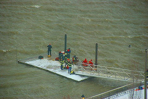 NY-FDNY_Rescue_on_the_Hudson_River-02.JPG