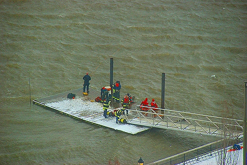 NY-FDNY_Rescue_on_the_Hudson_River-03.JPG