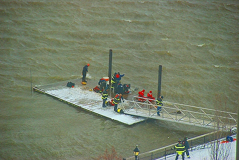 NY-FDNY_Rescue_on_the_Hudson_River-05.JPG