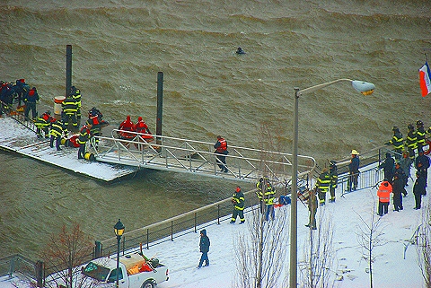 NY-FDNY_Rescue_on_the_Hudson_River-08.JPG