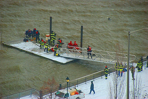 NY-FDNY_Rescue_on_the_Hudson_River-09.JPG