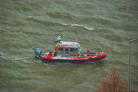 NY-FDNY_Rescue_on_the_Hudson_River-10.JPG