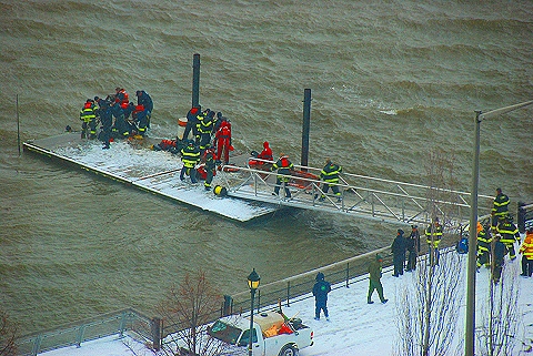 NY-FDNY_Rescue_on_the_Hudson_River-11.JPG