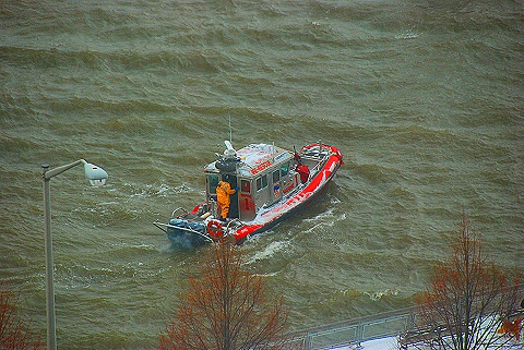 NY-FDNY_Rescue_on_the_Hudson_River-13.JPG