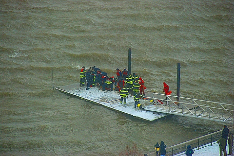 NY-FDNY_Rescue_on_the_Hudson_River-15.JPG