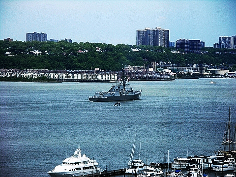 NY-Fleet_Week_2008-Parade_on_the_Hudson-02.JPG