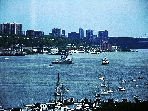 NY-Fleet_Week_2008-Parade_on_the_Hudson-06.JPG
