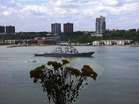NY-Fleet_Week_2008-Parade_on_the_Hudson-09.JPG