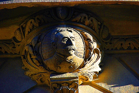 NY-Gargoyles_and_Busts-West_End_Avenue-07.JPG