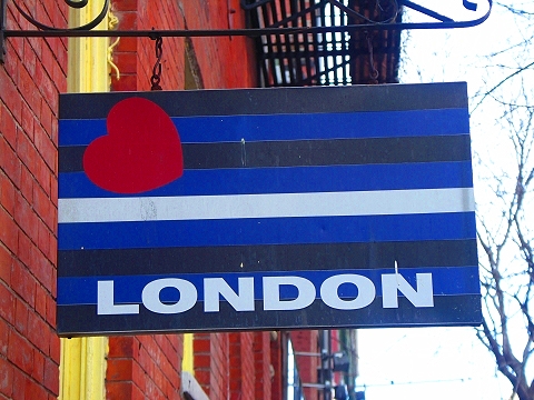 NY-Greenwich_Village-Christmas_Windows-04-London.JPG