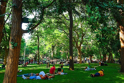 NY-Greenwich_Village-Friday_in_Summer-48-People-Washington_Square.JPG