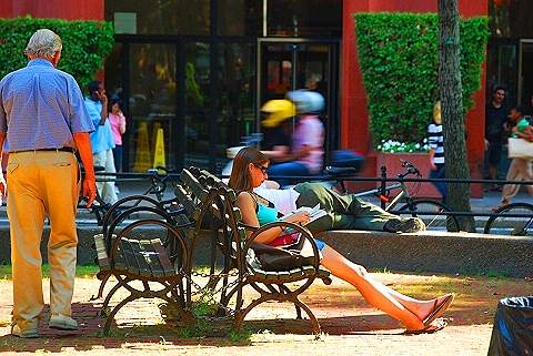 NY-Greenwich_Village-Friday_in_Summer-55-People-Washington_Square.JPG