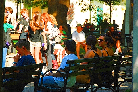 NY-Greenwich_Village-Friday_in_Summer-65-People-Washington_Square.JPG