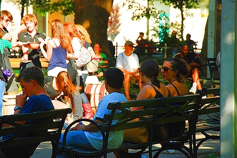 NY-Greenwich_Village-Friday_in_Summer-66-People-Washington_Square.JPG