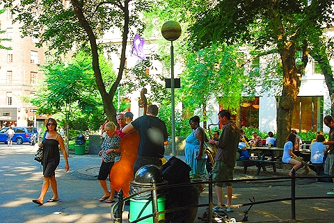 NY-Greenwich_Village-Friday_in_Summer-71-People-Washington_Square.JPG