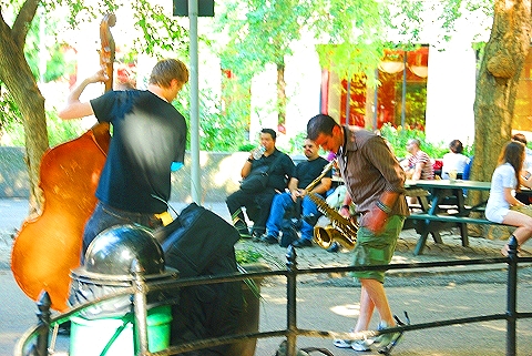 NY-Greenwich_Village-Friday_in_Summer-72-People-Washington_Square.JPG