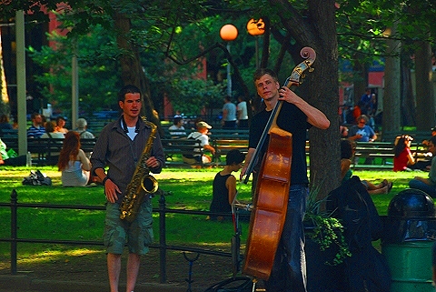 NY-Greenwich_Village-Friday_in_Summer-75-People-Washington_Square.JPG