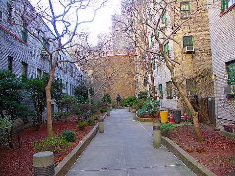 NY-Greenwich_Village-Washington_Mews-5th_Avenue-02.jpg