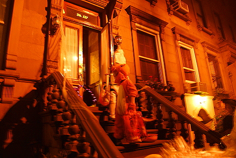NY-Halloween_on_West_69th_Street-2008-02.JPG