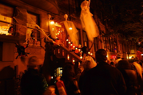NY-Halloween_on_West_69th_Street-2008-05.JPG