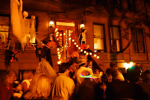 NY-Halloween_on_West_69th_Street-2008-06.JPG