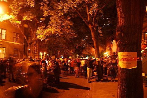 NY-Halloween_on_West_69th_Street-2008-07.JPG