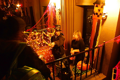 NY-Halloween_on_West_69th_Street-2008-08.JPG