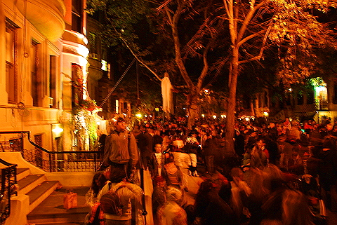 NY-Halloween_on_West_69th_Street-2008-10.JPG