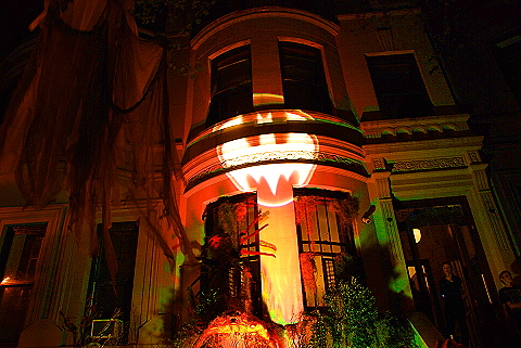 NY-Halloween_on_West_69th_Street-2008-16.JPG