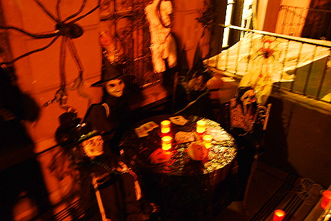 NY-Halloween_on_West_69th_Street-2008-18.JPG