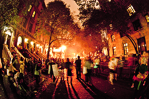 NY-Halloween-West_69th_Street_Block_Association_Party-2009-04.jpg