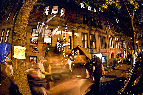 NY-Halloween-West_69th_Street_Block_Association_Party-2009-10.jpg