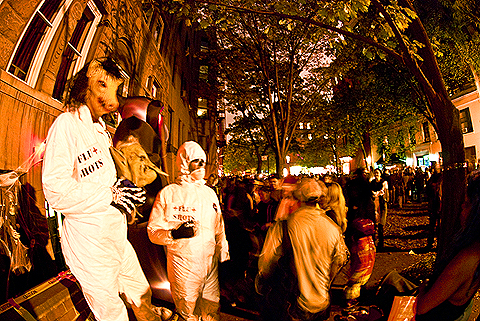NY-Halloween-West_69th_Street_Block_Association_Party-2009-13.jpg