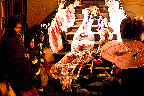 NY-Halloween-West_69th_Street_Block_Association_Party-2009-14.jpg