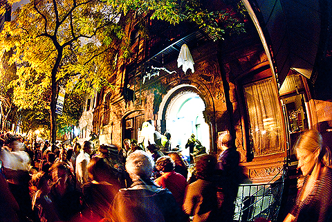 NY-Halloween-West_69th_Street_Block_Association_Party-2009-19.jpg