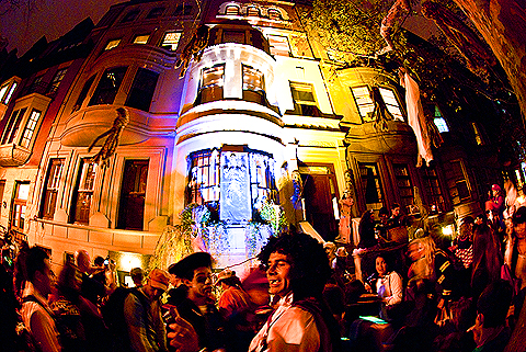 NY-Halloween-West_69th_Street_Block_Association_Party-2009-24.jpg