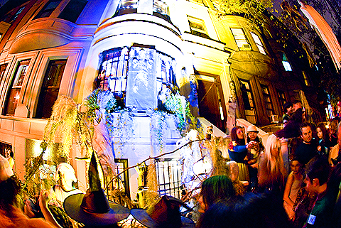 NY-Halloween-West_69th_Street_Block_Association_Party-2009-25.jpg