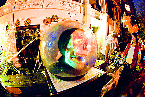 NY-Halloween-West_69th_Street_Block_Association_Party-2009-26.jpg