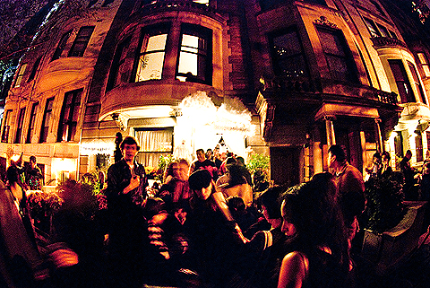 NY-Halloween-West_69th_Street_Block_Association_Party-2009-35.jpg