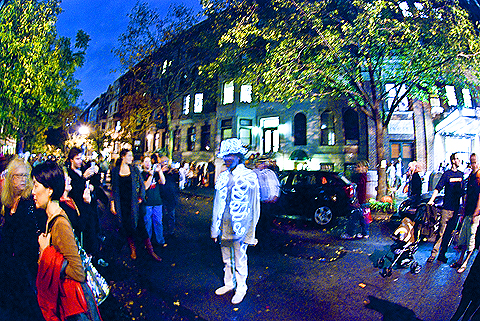 NY-Halloween-West_69th_Street_Block_Association_Party-2009-41.jpg