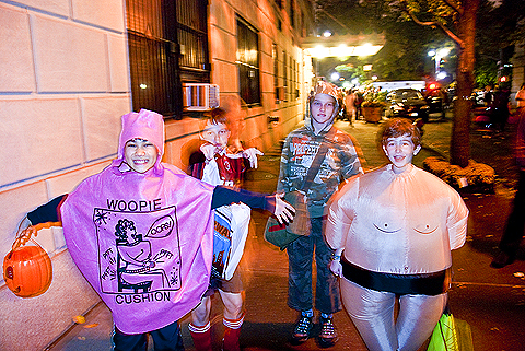 NY-Halloween-West_69th_Street_Block_Association_Party-2009-44.jpg