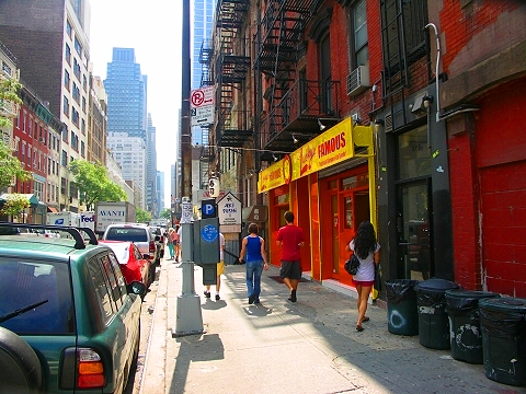 NY-Hells_Kitchen-12-Luckys_Famous.JPG