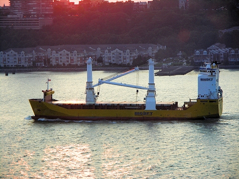 NY-Hudson_River-Big_Lift_to_the_Rescue-1.JPG