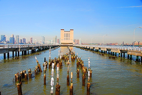 NY-Hudson_River_Park-Art_Sculptures_and_River_Views-19.JPG