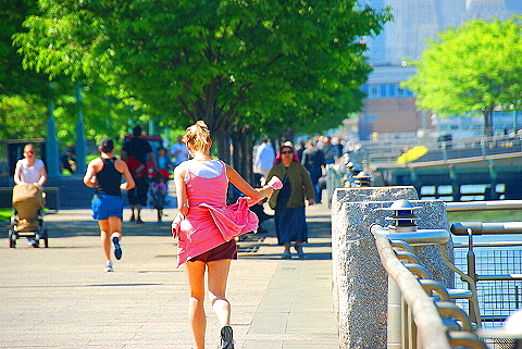NY-Hudson_River_Park-Joggers_and_People-02.JPG