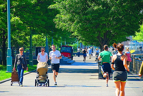NY-Hudson_River_Park-Joggers_and_People-04.JPG
