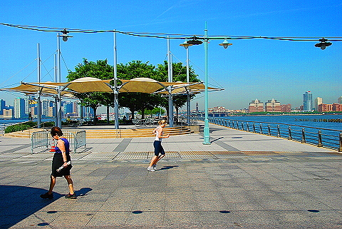 NY-Hudson_River_Park-Joggers_and_People-07.JPG