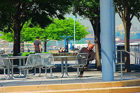 NY-Hudson_River_Park-Joggers_and_People-08.JPG