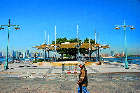 NY-Hudson_River_Park-Joggers_and_People-09.JPG