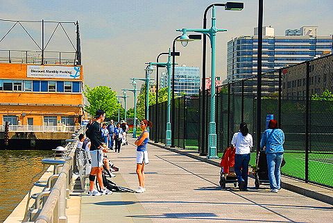 NY-Hudson_River_Park-Joggers_and_People-16.JPG